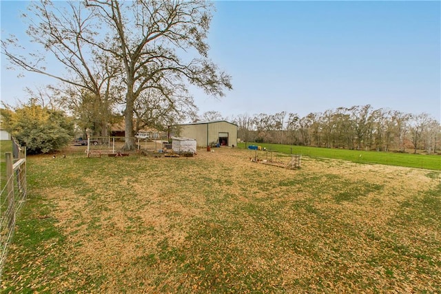 view of yard with an outbuilding