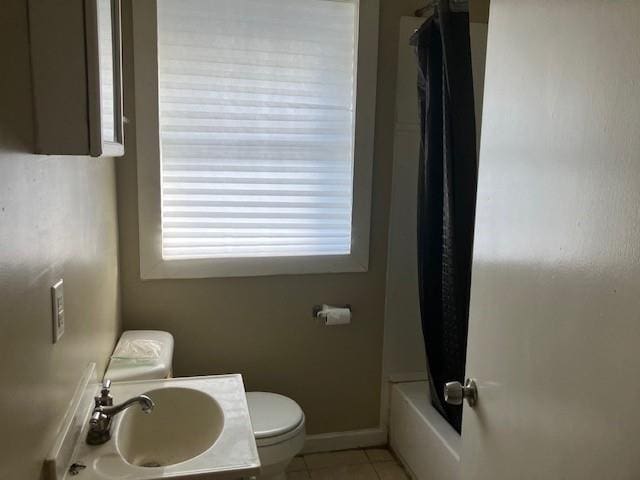 full bathroom featuring tile patterned flooring, sink, shower / bath combo, and toilet