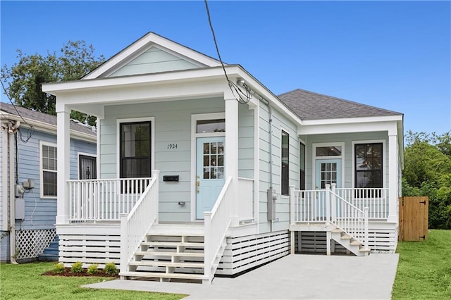 view of front facade featuring a front yard and covered porch