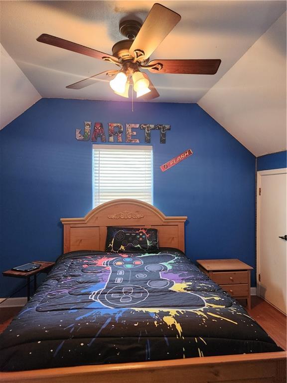 bedroom featuring vaulted ceiling and ceiling fan