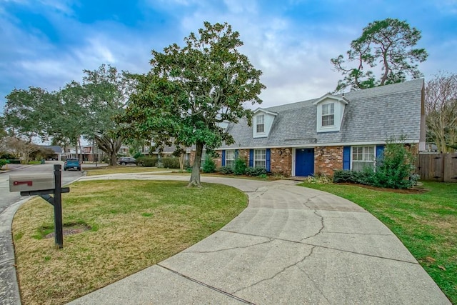 view of front facade featuring a front yard