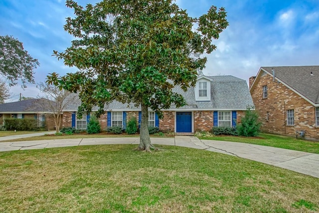 view of front of property with a front yard