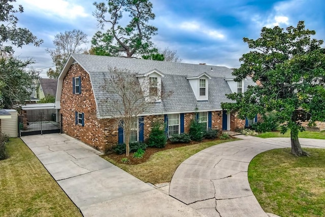 view of front of property featuring a front lawn