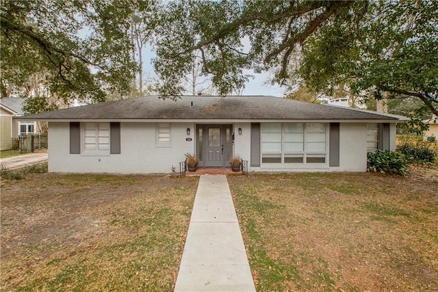 ranch-style home featuring a front lawn