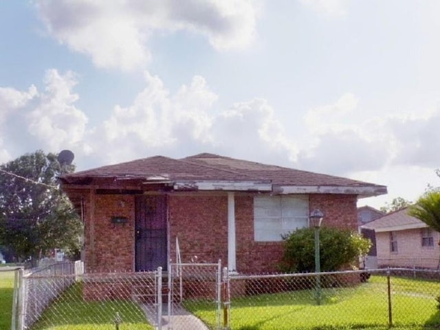 view of front of home featuring a front lawn