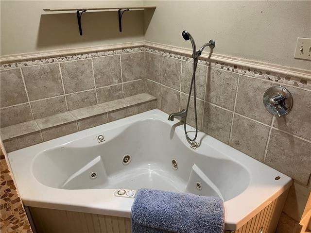 bathroom featuring a bathtub