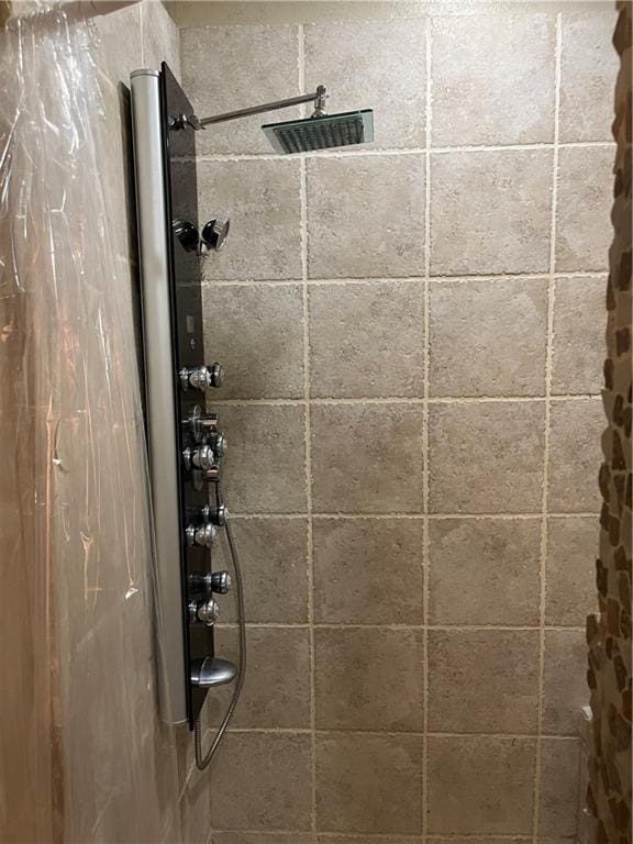 bathroom featuring a shower with shower curtain