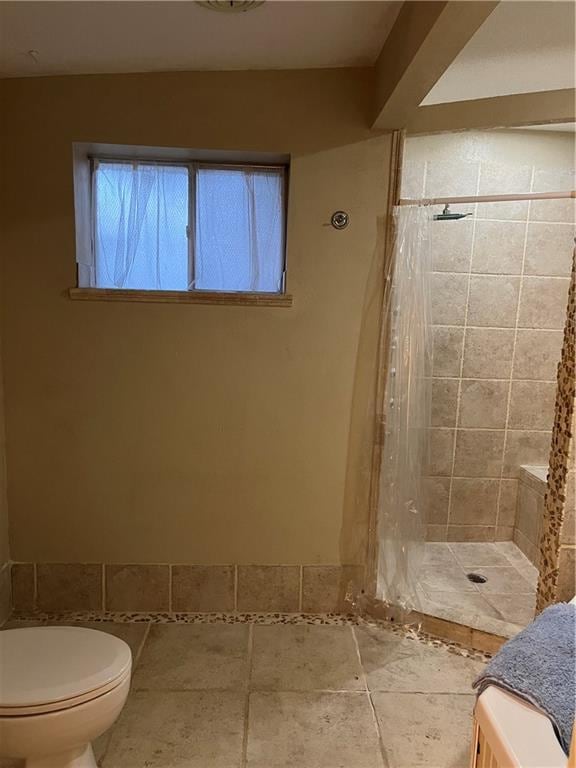 bathroom featuring toilet and a shower with shower curtain