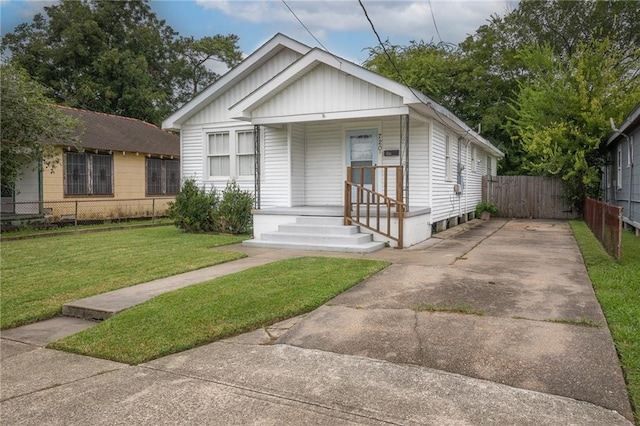 bungalow-style home featuring a front lawn