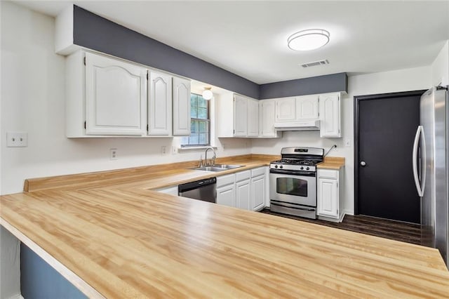 kitchen featuring stainless steel appliances, visible vents, white cabinets, a sink, and under cabinet range hood