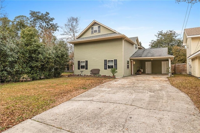 view of front of house featuring a shingled roof, a front lawn, and concrete driveway