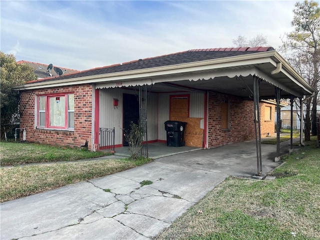 view of front of house with a carport and a front yard