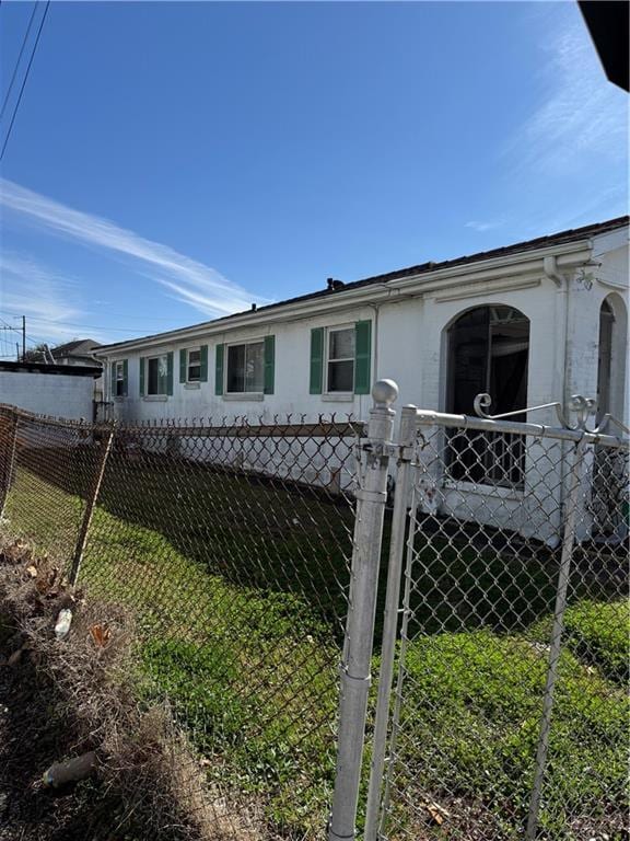 view of front facade with a front lawn