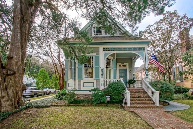 view of front of home featuring a front yard