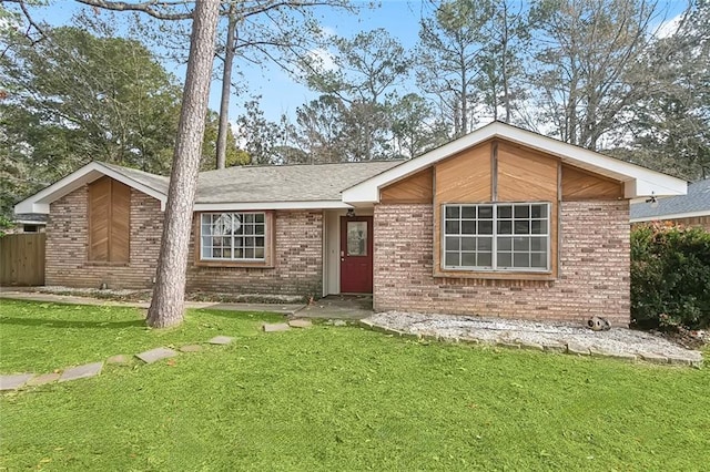 view of front of property featuring brick siding and a front lawn