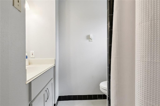 bathroom with tile patterned flooring, vanity, a shower with shower curtain, and toilet