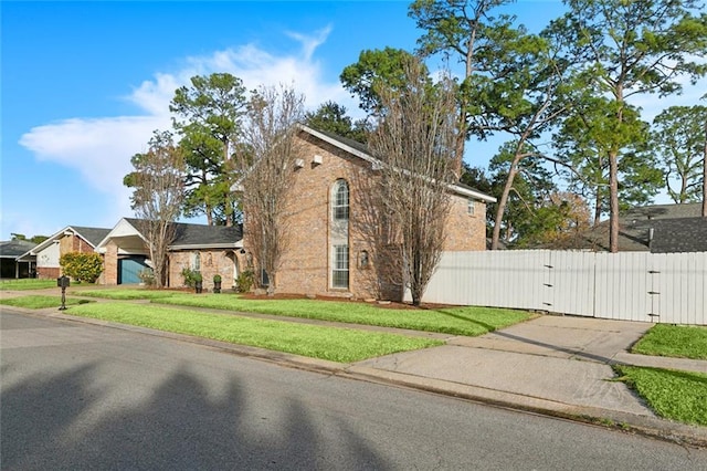 view of front of property featuring a front lawn