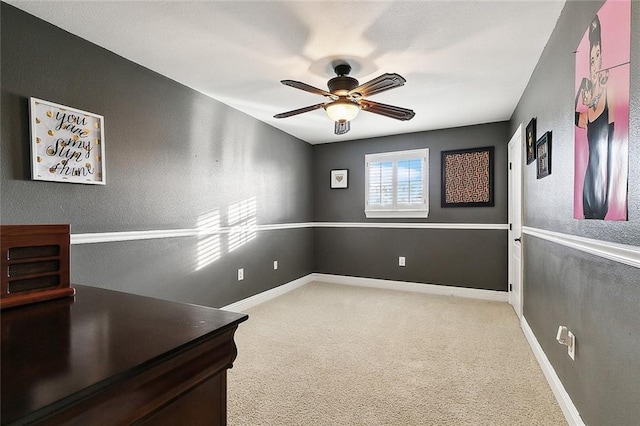 carpeted empty room featuring ceiling fan