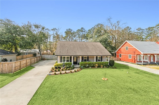 view of front of house featuring covered porch and a front yard