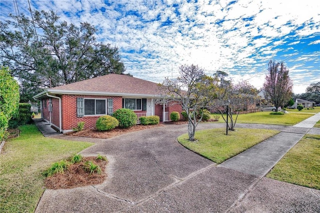 ranch-style home featuring a front lawn