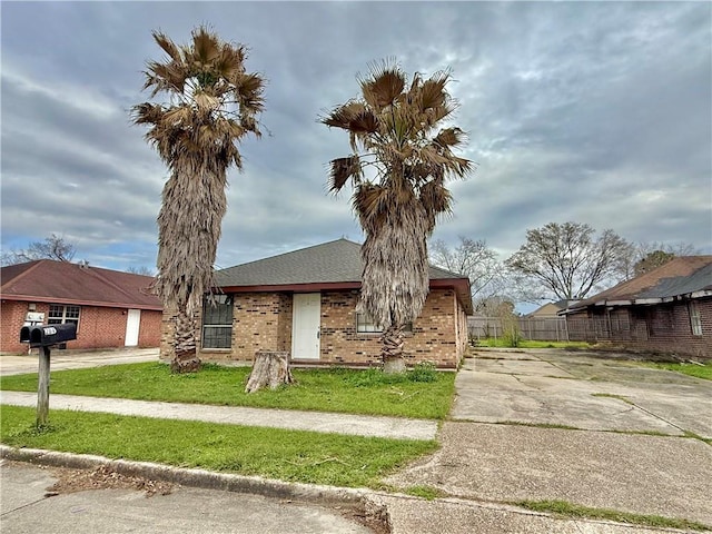 view of front facade with a front lawn