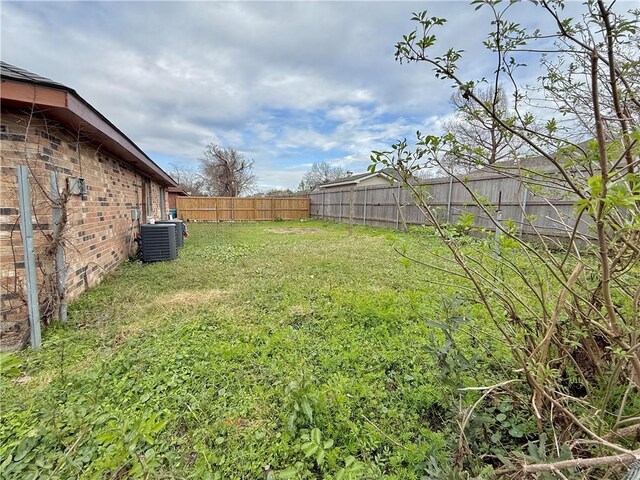 view of yard featuring cooling unit