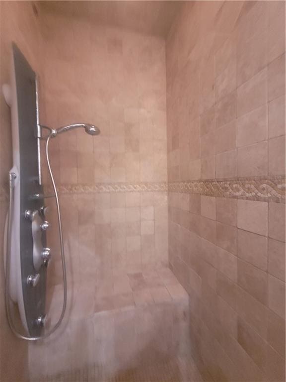 bathroom featuring tiled shower