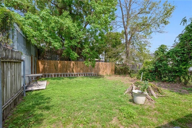 171315 8th St, New Orleans, LA 70115 - view of yard with a fenced backyard