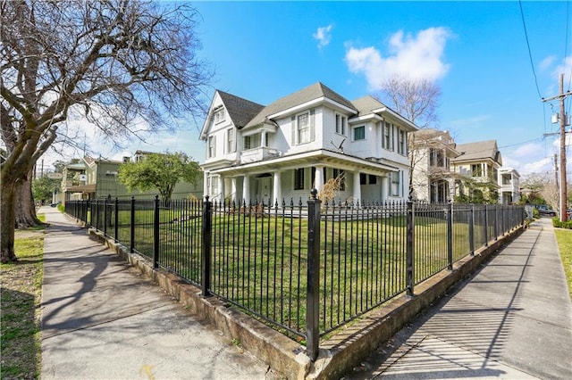 view of front of property featuring a front yard