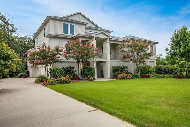 view of front of property featuring a front yard