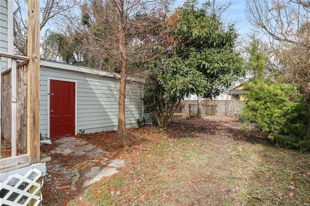 view of yard with an outdoor structure