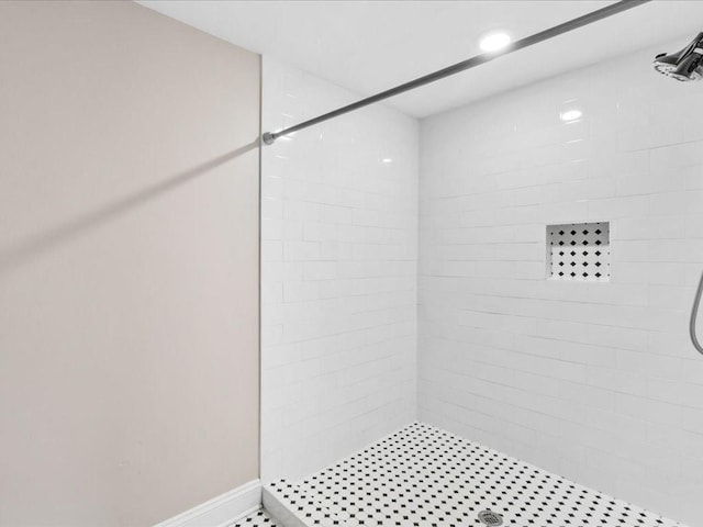 bathroom featuring tiled shower