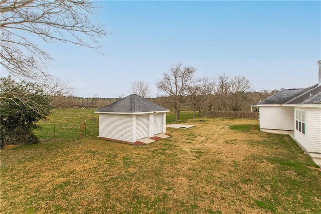 view of yard featuring a storage unit