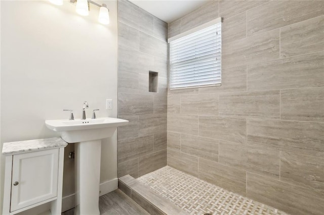 bathroom featuring tiled shower