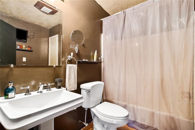 full bathroom featuring sink, shower / bath combo, and toilet