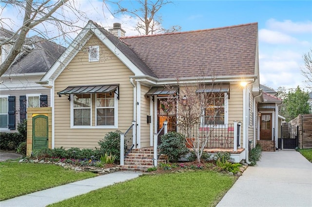 view of front of home featuring a front lawn