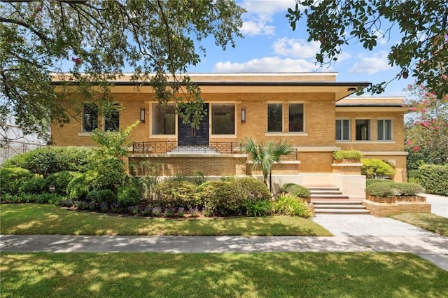 view of front facade featuring a front lawn