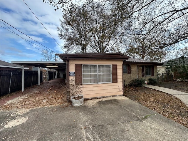 view of front facade featuring a carport