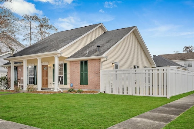 view of front of home featuring a front yard