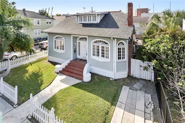 bungalow-style house featuring a front yard