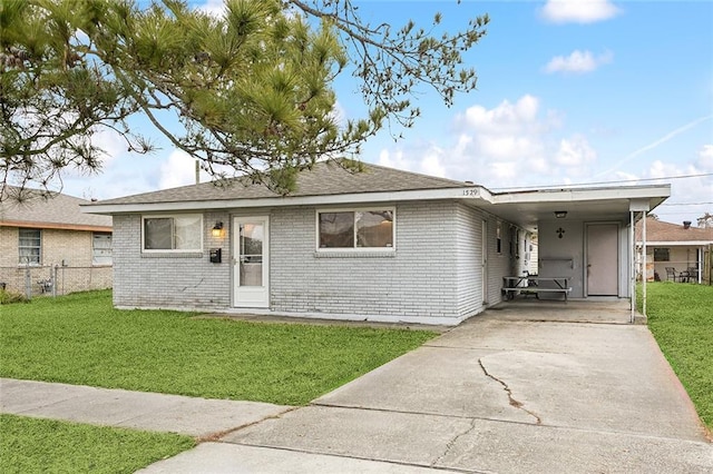 view of front of house featuring a carport and a front lawn