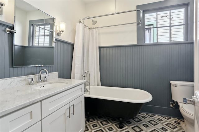 full bathroom featuring shower / tub combo with curtain, vanity, and toilet