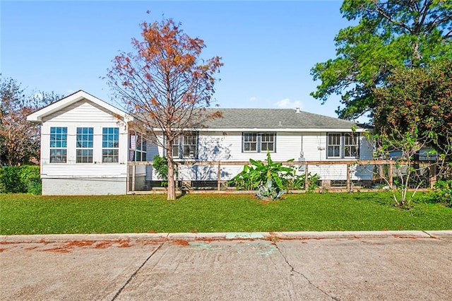 single story home featuring a front lawn