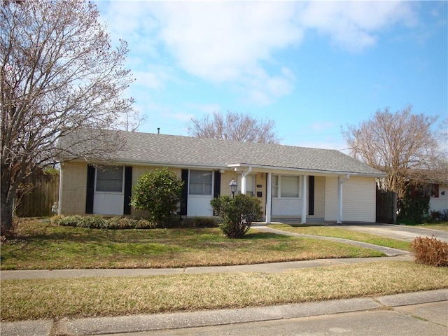 ranch-style house featuring a front yard