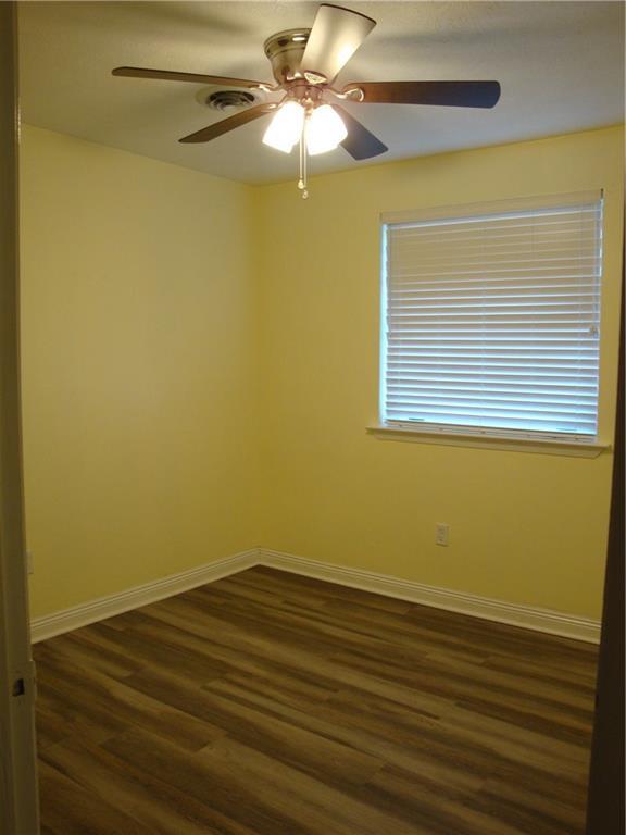 full bathroom featuring shower / tub combo with curtain, vanity, and toilet