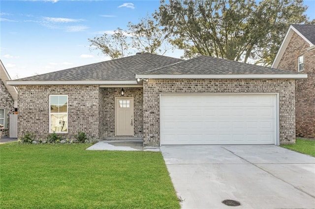 view of front facade featuring a garage and a front yard