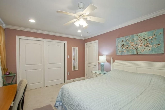 bedroom featuring light carpet, crown molding, a closet, and ceiling fan