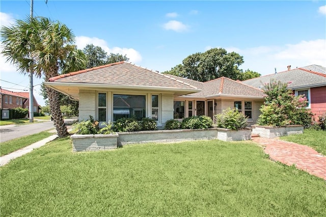 view of front of home featuring a front yard