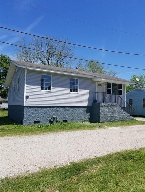 view of front of home featuring a front yard