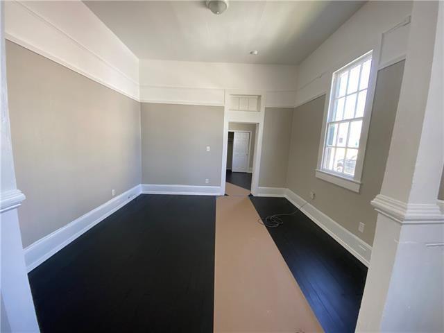 unfurnished room featuring decorative columns